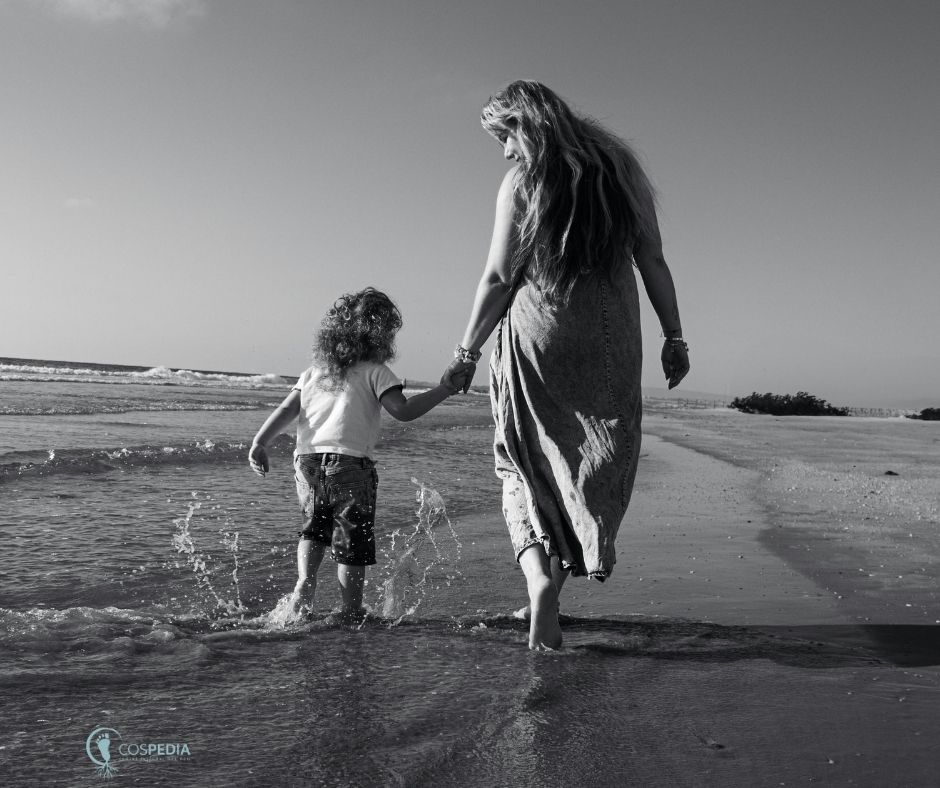 Podologia infantil a badalona. Podòloga Patrícia Diez avaluant la marxa en adducció i peus de puntetes en un nen a Badalona.
