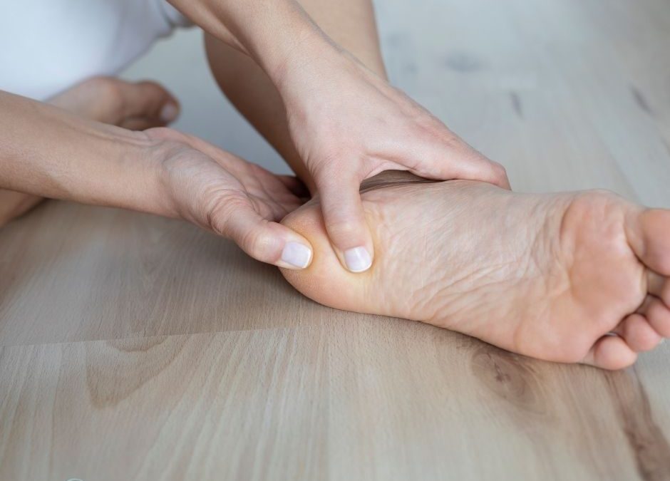 Per què et fa mal al taló en caminar o en llevar-te? Causes i solucions